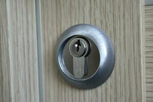 buco della serratura avvicinamento. il serratura su il porta. foto
