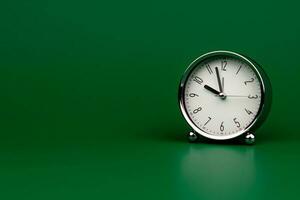 allarme orologio argento bianca comporre su verde schermo Lavorando con volta. essere su volta. mantenere volta. valore tempo concetto. foto