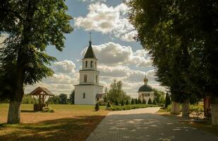 santo ascensione convento, bielorussia, santo posto nel bielorussia. luminosa pittoresco paesaggio. il pioppo vicolo conduce per il posto di culto di il icona di il barkolabovskaja madre di Dio. foto