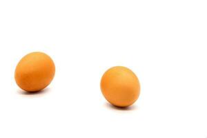 Due Marrone uova a partire dal un' pollo su un' bianca sfondo. isolato. foto nel alto qualità.