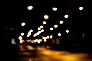 strada leggero notte bokeh sfondo. foto