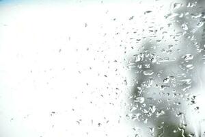 sfocato Immagine di gocce di pioggia su il posteriore Visualizza specchio di macchina, morbido messa a fuoco foto