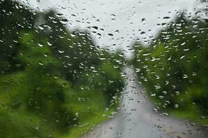 sfocato Immagine di gocce di pioggia su il posteriore Visualizza specchio di macchina, morbido messa a fuoco foto