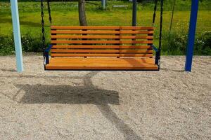 foto di legno panchina swing sospeso. posto per riposo