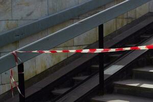 chiuso passaggio nel metropolitana. teso a strisce nastro foto