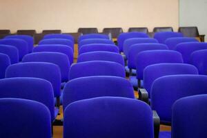 schiene di il blu sedie nel il auditorium. foto