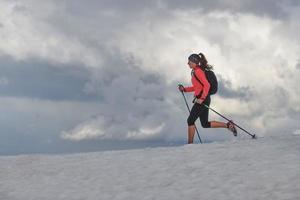 pratica skyrunning girl sulla neve in montagna