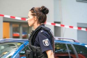 Colpo di profilo di un ufficiale di polizia femminile al lavoro, Berlino, Germania foto