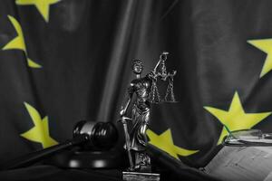 statua di themis su un' bandiera di europeo unione. foto