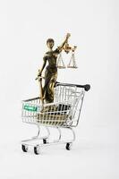 statua di themis nel un' mini shopping carrello. foto