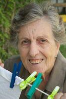 un vecchio sorridente donna nel il giardino foto