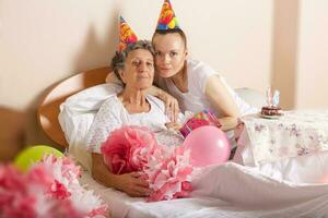 anziano donna celebra sua compleanno foto