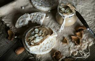 fatti in casa mandorla burro su un' fetta di riso pane croccante. foto