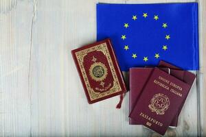 Corano, UE bandiera e passaporti su un' di legno superficie. foto