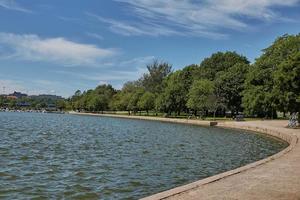 persone che si rilassano e si godono la giornata di sole nella baia di elaintarhanlahti a helsinki, finlandia foto