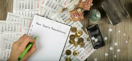 nuovo anni risoluzioni. piccolo borsa con monete su il nuovo anni sfondo. foto