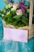 woodmade cestino con bellissimo fiori. foto