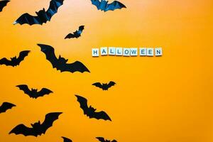 piatto posare Halloween. il pipistrelli. Halloween iscrizione a partire dal di legno lettere foto