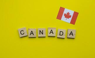 agosto 7, civile vacanza nel Canada, civico giorno vacanza, bandiera di Canada, minimalista bandiera con di legno lettere foto