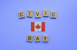 agosto 7, civile vacanza nel Canada, civico giorno vacanza, bandiera di Canada, minimalista bandiera con il iscrizione nel di legno lettere civico giorno foto