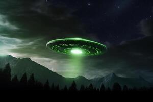 ultraterrena avvistamento, ufo navicella spaziale nel drammatico notte cielo, verde creatura nelle vicinanze ai generato foto