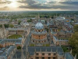 aereo Visualizza al di sopra di il città di Oxford con Oxford Università. foto