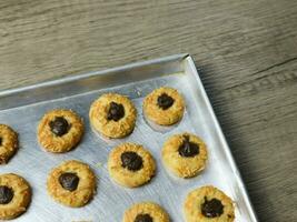 formaggio identificazione personale biscotti con cioccolato Riempimento, identificazione personale biscotti fresco a partire dal il forno su il alluminio padella foto