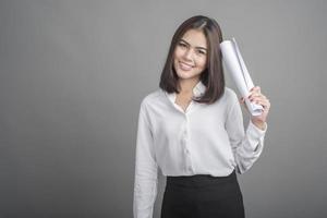 donna d'affari in camicia bianca su sfondo grigio foto