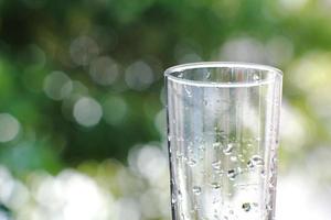 bicchiere di acqua potabile sullo sfondo del tavolo foto