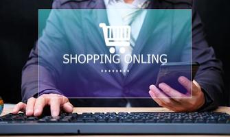 concetto di e-commerce e shopping online, acquisto e vendita su internet shop, mani digitando sul computer di screening virtuale foto