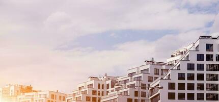 edifici residenziali su sfondo cielo foto