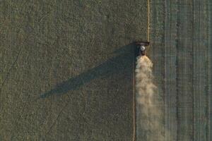 Grano raccogliere nel il argentino campagna, la pampa Provincia, patagonia, argentina. foto