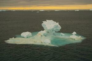 iceberg, ghiaccio, selvaggio congelato paesaggio, Antartide foto