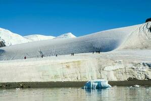 turisti a piedi su il Ghiaccio, Paradiso baia, antartico penisola. foto