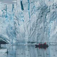 turisti osservando un' ghiacciaio su il Antartide, Paradiso baia, antartico penisola. foto