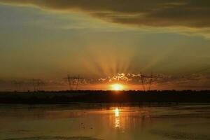 raggi di sole a tramonto, nel pampa paesaggio, patagonia argentina foto