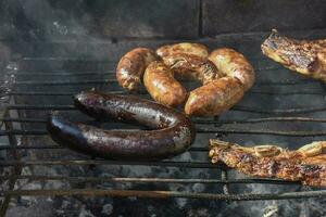 barbecue, grigliato salsicce e mucca carne , tradizionale argentino cucina foto