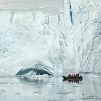 turisti osservando un' ghiacciaio su il Antartide, Paradiso baia, antartico penisola. foto