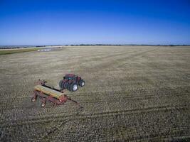 trattore e seminatrice, diretto semina nel il pampa, argentina foto