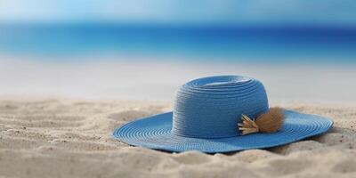 blu cannuccia cappello su spiaggia sabbia vacanza sfondo. ai generato foto