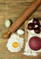 viola Impasto ciambella per tagliatelle con ingredienti su il tavolo. foto