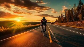 sport. ciclista equitazione un' bicicletta su un Aperto strada per il tramonto generativo ai foto