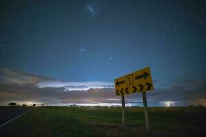 itinerario cartello nel pampa notte paesaggio, la pampa Provincia, patagonia , argentina. foto