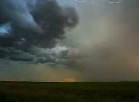 tempestoso cielo a notte pampa, la pampa Provincia, patagonia, argentina. foto