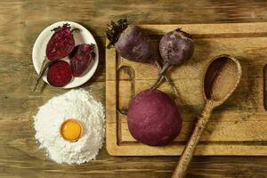 viola Impasto ciambella per tagliatelle con ingredienti su il tavolo. foto