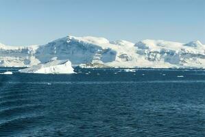 pezzo di ghiaccio incagliato su il spiaggia nel neko porto, Antartide. foto