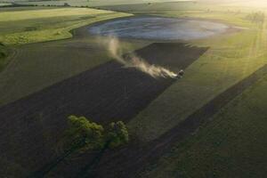 trattore aratura il campo, pampa campagna, la pampa, argentina. foto