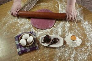 della nonna mani impastare, Impasto per viola tagliatelle. foto