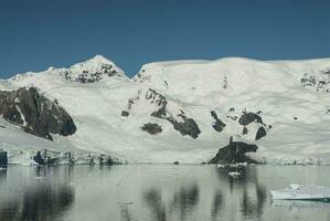 parassita baia montagne paesaggio, antartico. foto