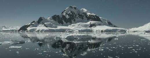 lemaire stretto costa, montagne e iceberg, antartica foto